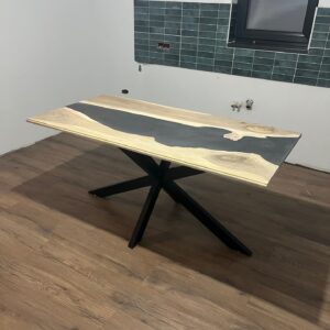 Masă din lemn masiv cu rășină epoxidică – Unicată, disponibilă pentru vânzare